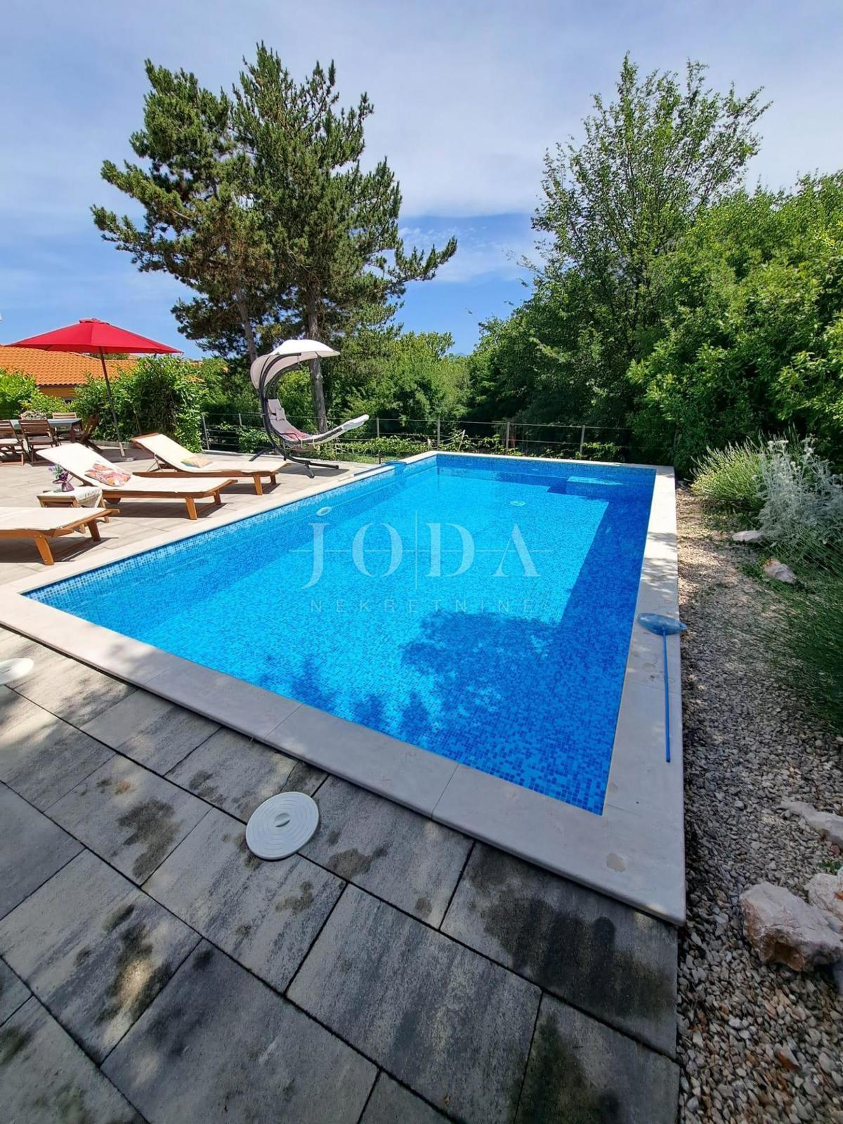 Moderna hiša z bazenom v bližini Dobrinja - Krk