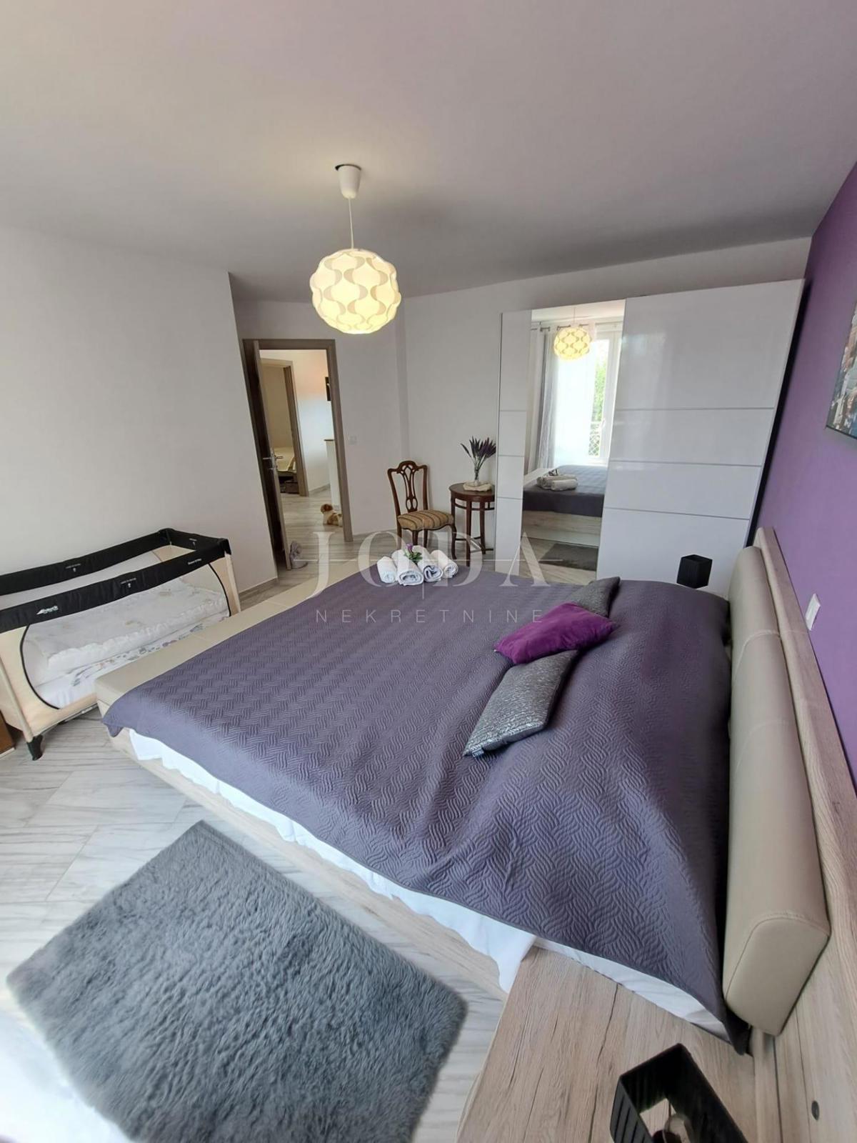 Moderna hiša z bazenom v bližini Dobrinja - Krk