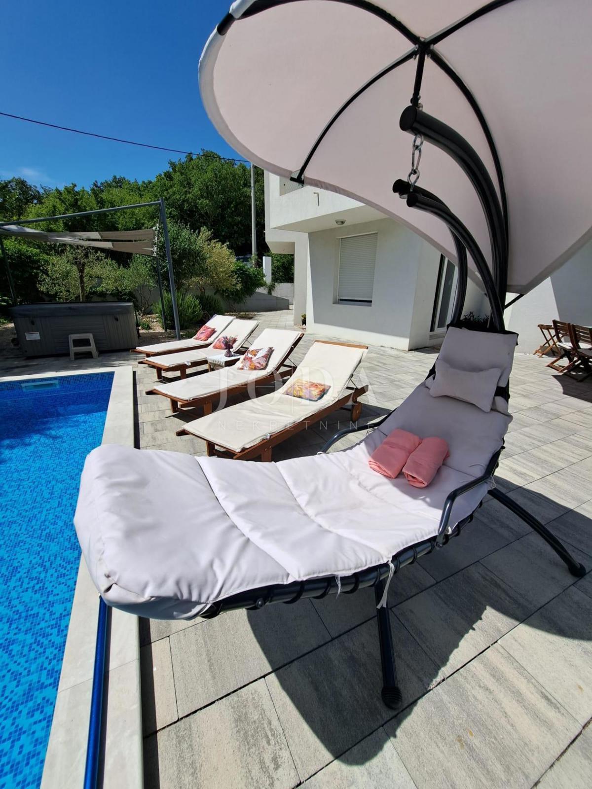 Moderna hiša z bazenom v bližini Dobrinja - Krk