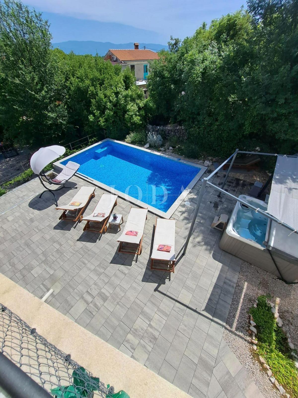 Moderna hiša z bazenom v bližini Dobrinja - Krk