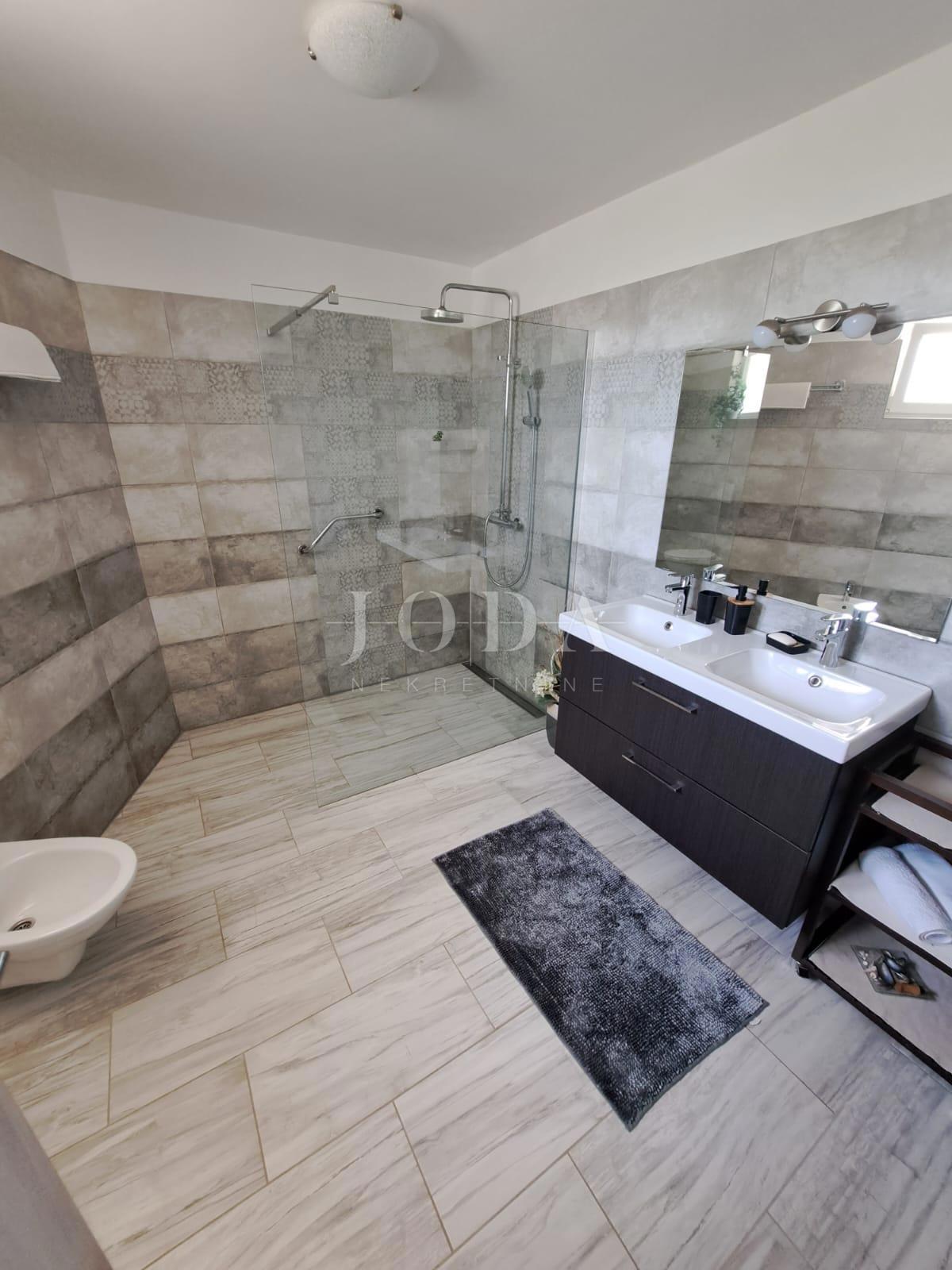 Moderna hiša z bazenom v bližini Dobrinja - Krk