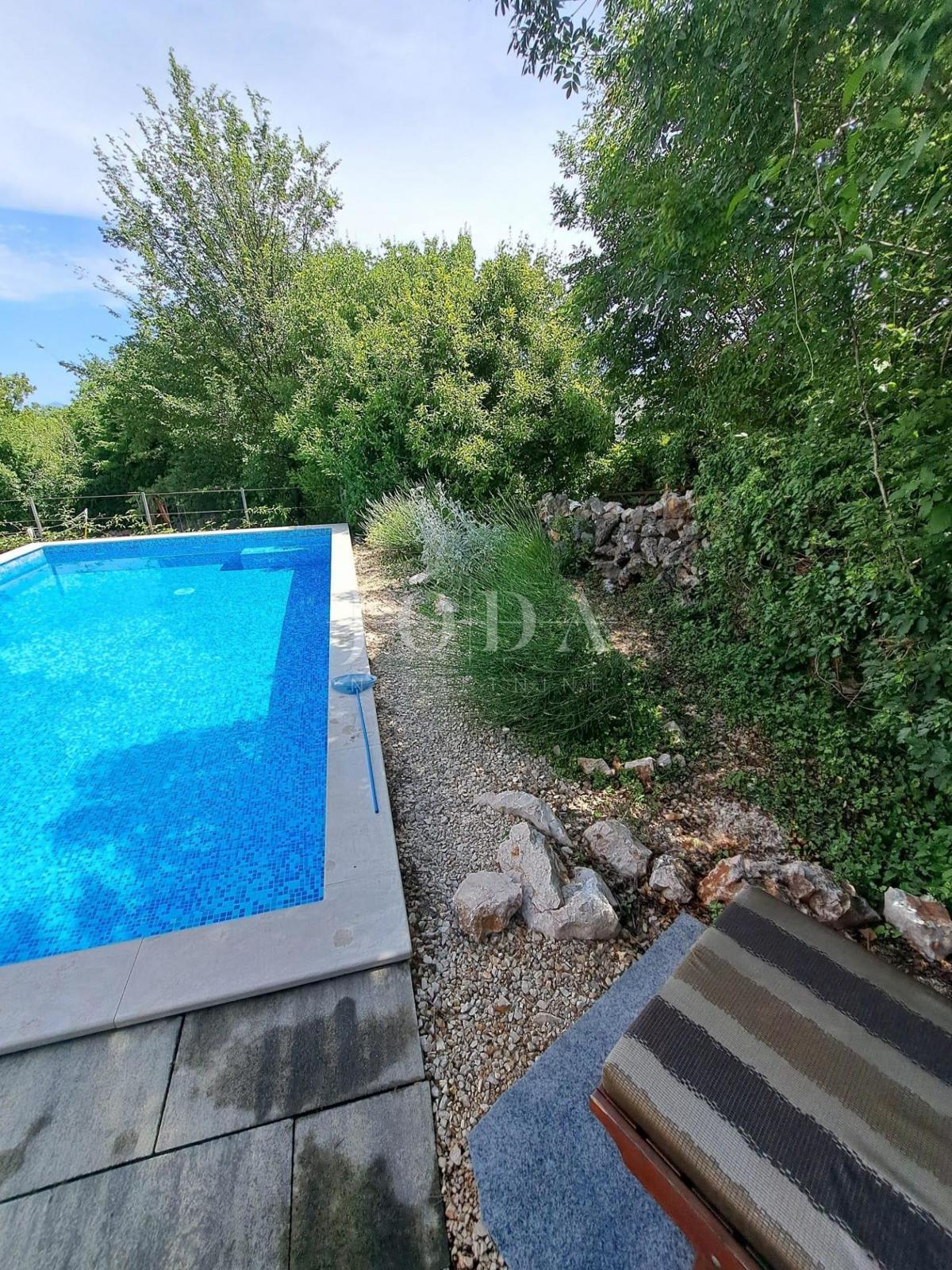 Moderna hiša z bazenom v bližini Dobrinja - Krk