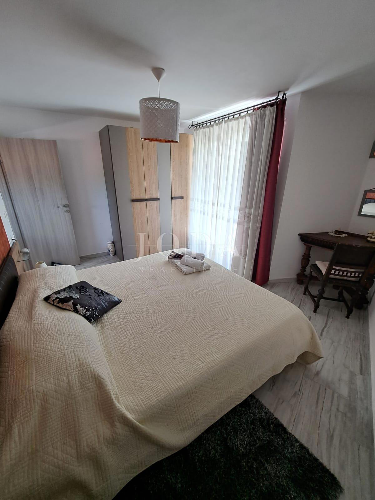 Moderna hiša z bazenom v bližini Dobrinja - Krk