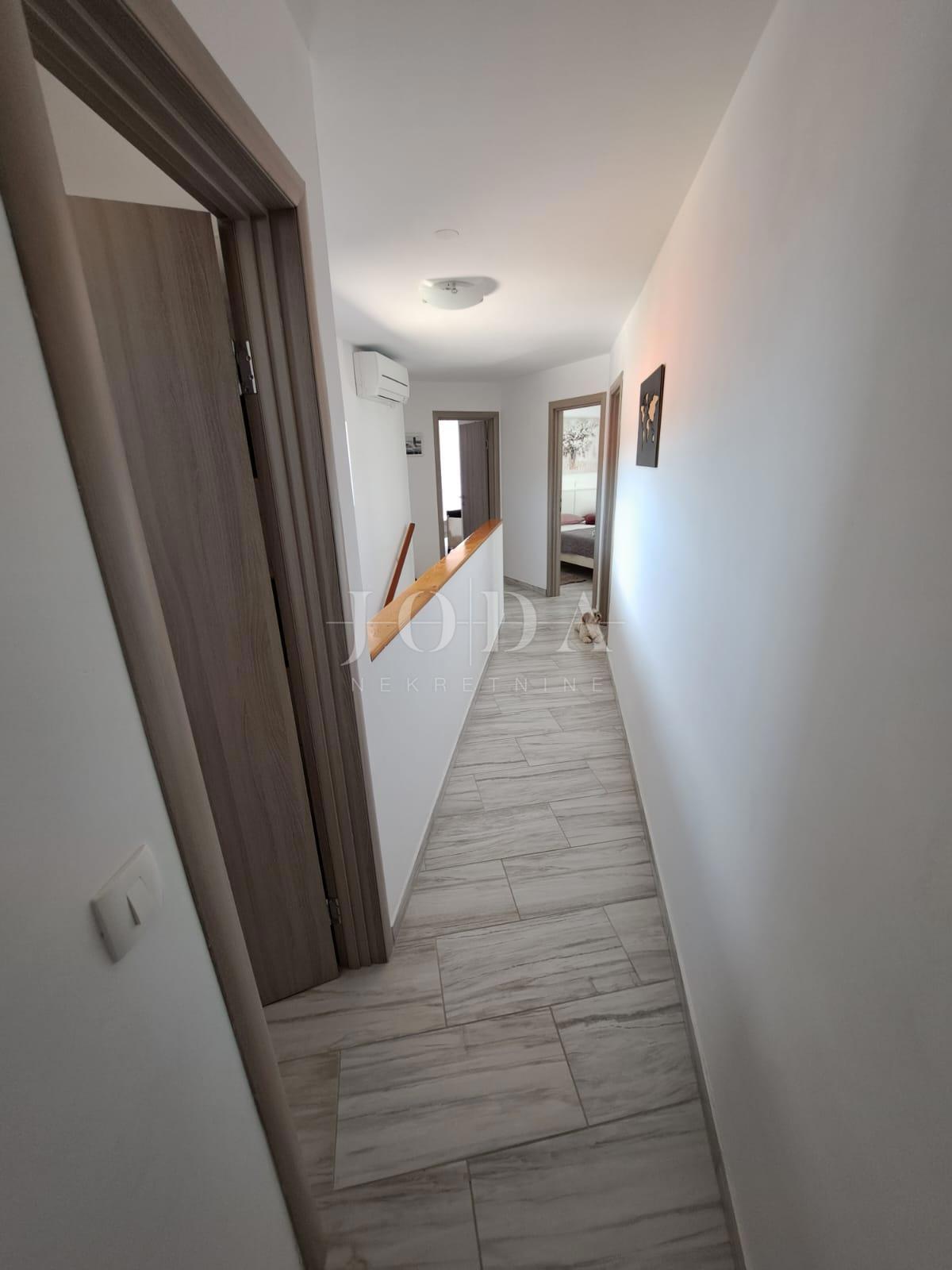 Moderna hiša z bazenom v bližini Dobrinja - Krk