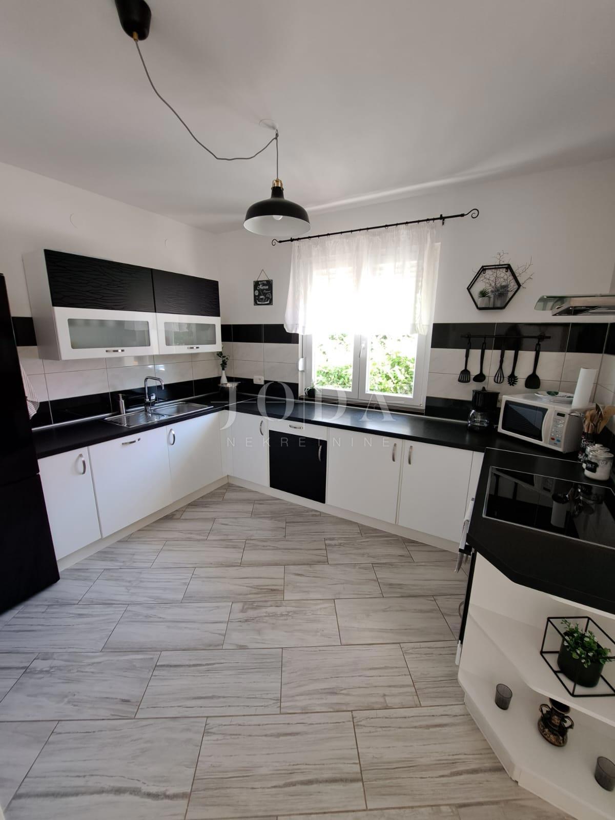 Moderna hiša z bazenom v bližini Dobrinja - Krk