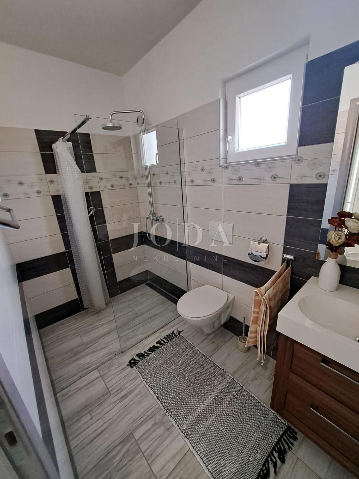 Moderna hiša z bazenom v bližini Dobrinja - Krk