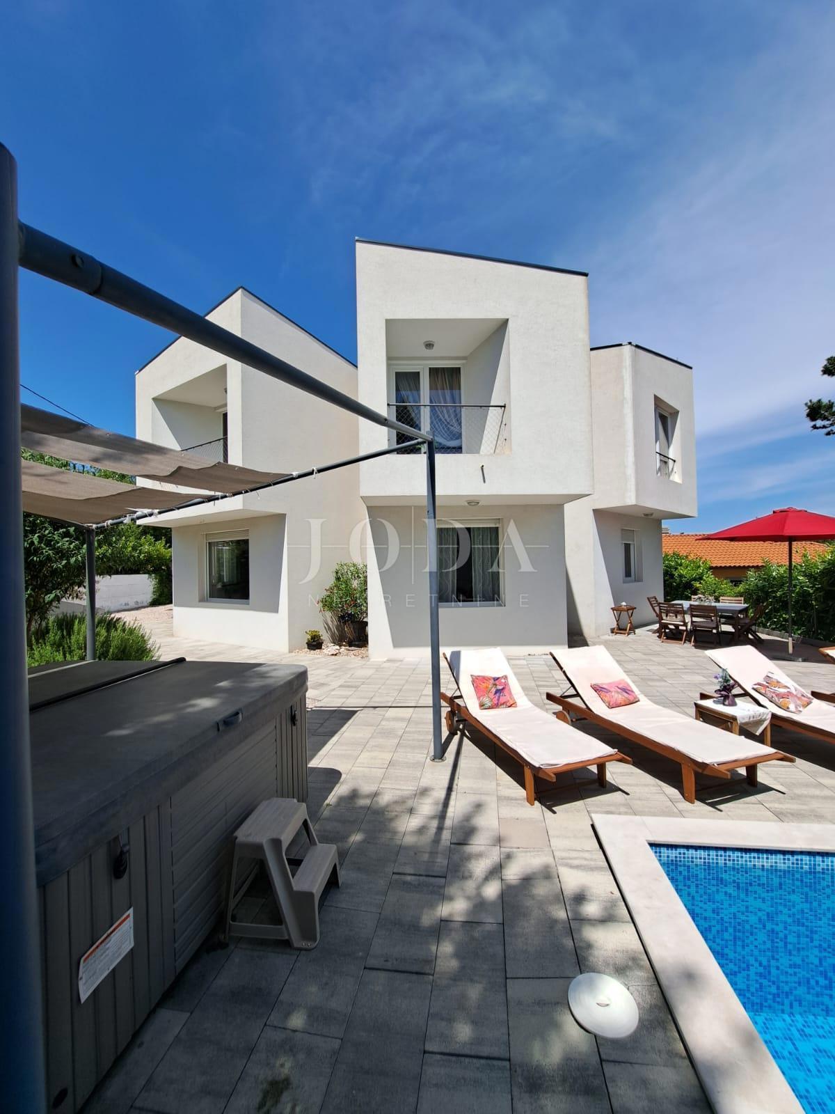 Moderna hiša z bazenom v bližini Dobrinja - Krk