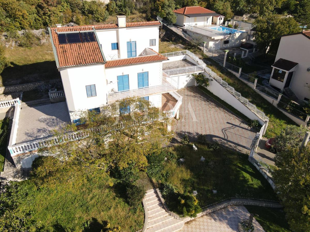 Hiša z bazenom in dvema garažama