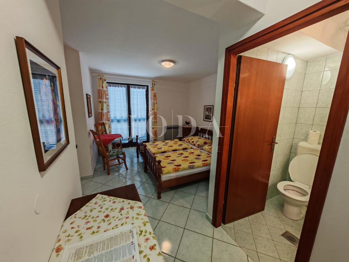 Hiša z bazenom in dvema garažama