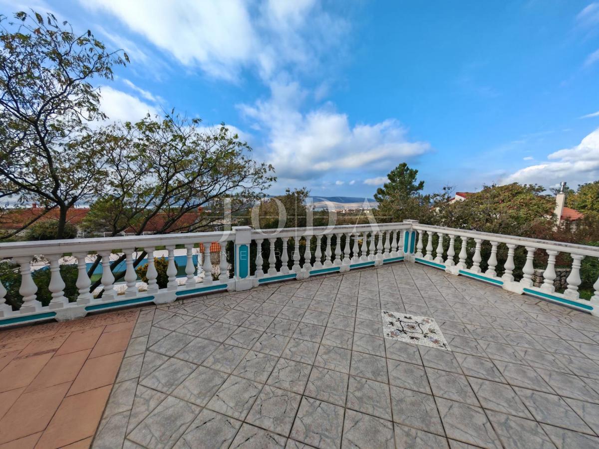 Hiša z bazenom in dvema garažama