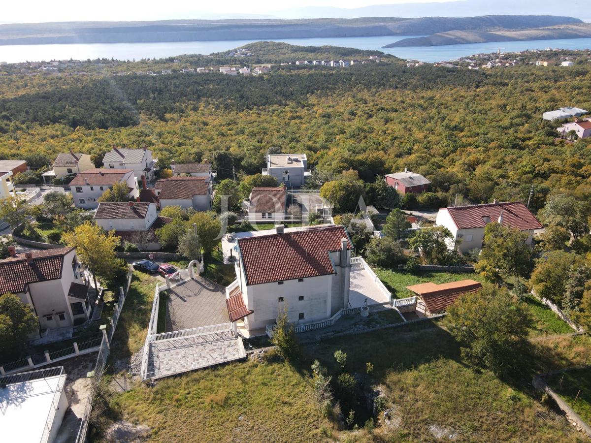 Hiša z bazenom in dvema garažama