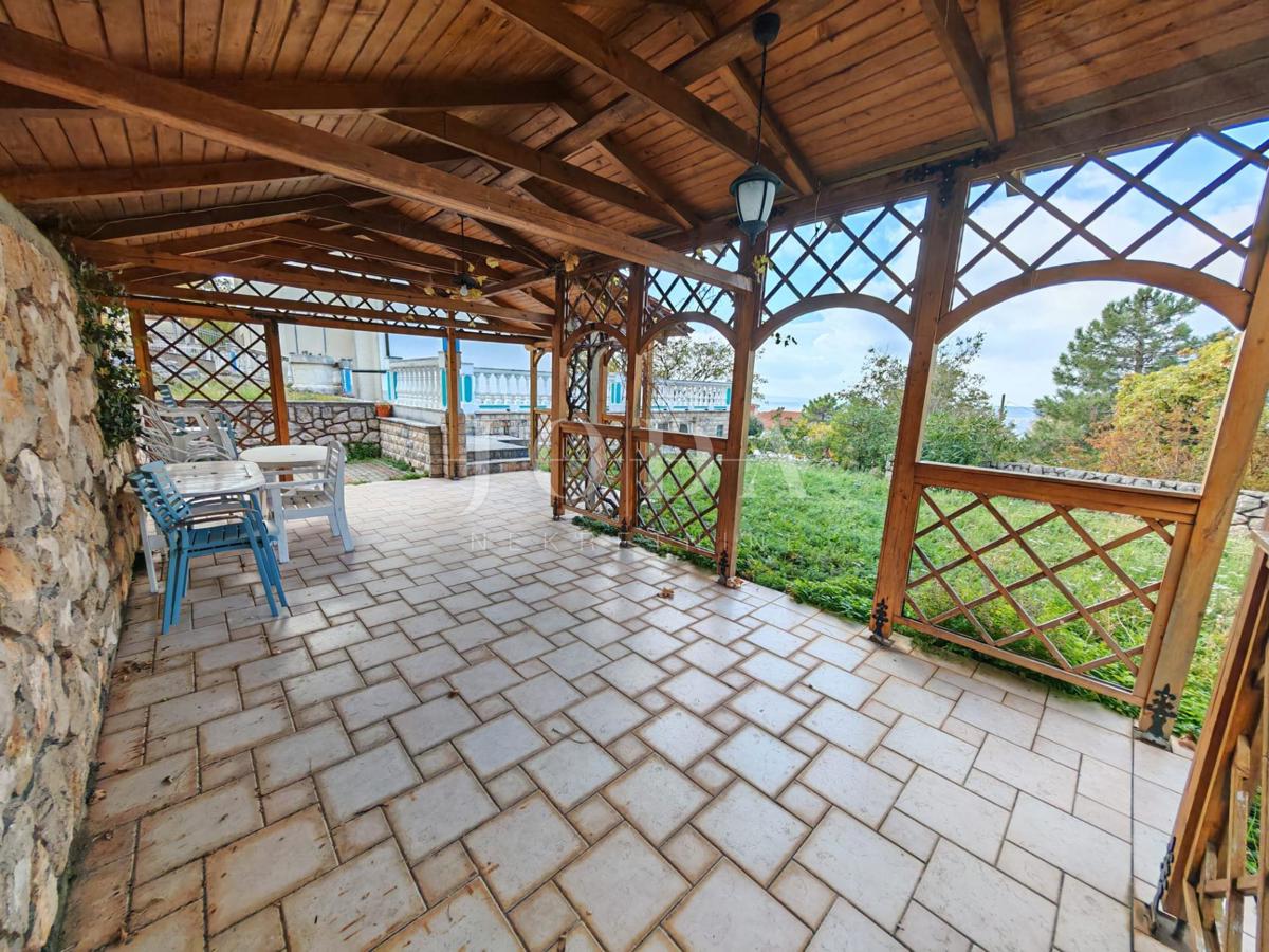 Hiša z bazenom in dvema garažama