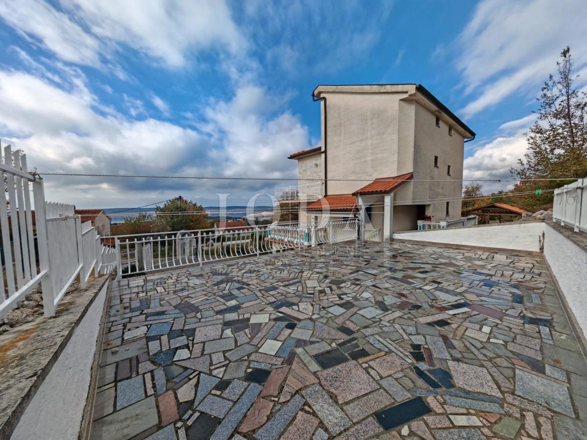 Hiša z bazenom in dvema garažama