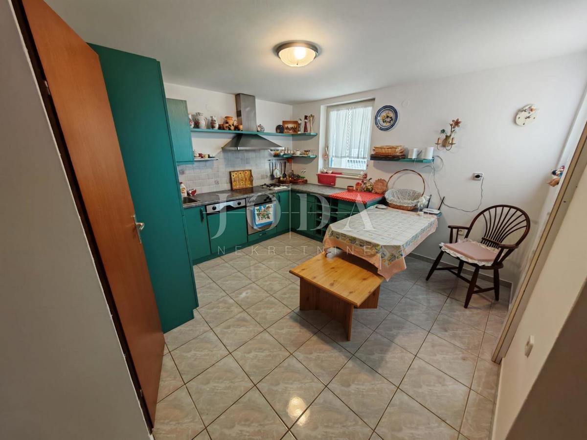 Hiša z bazenom in dvema garažama