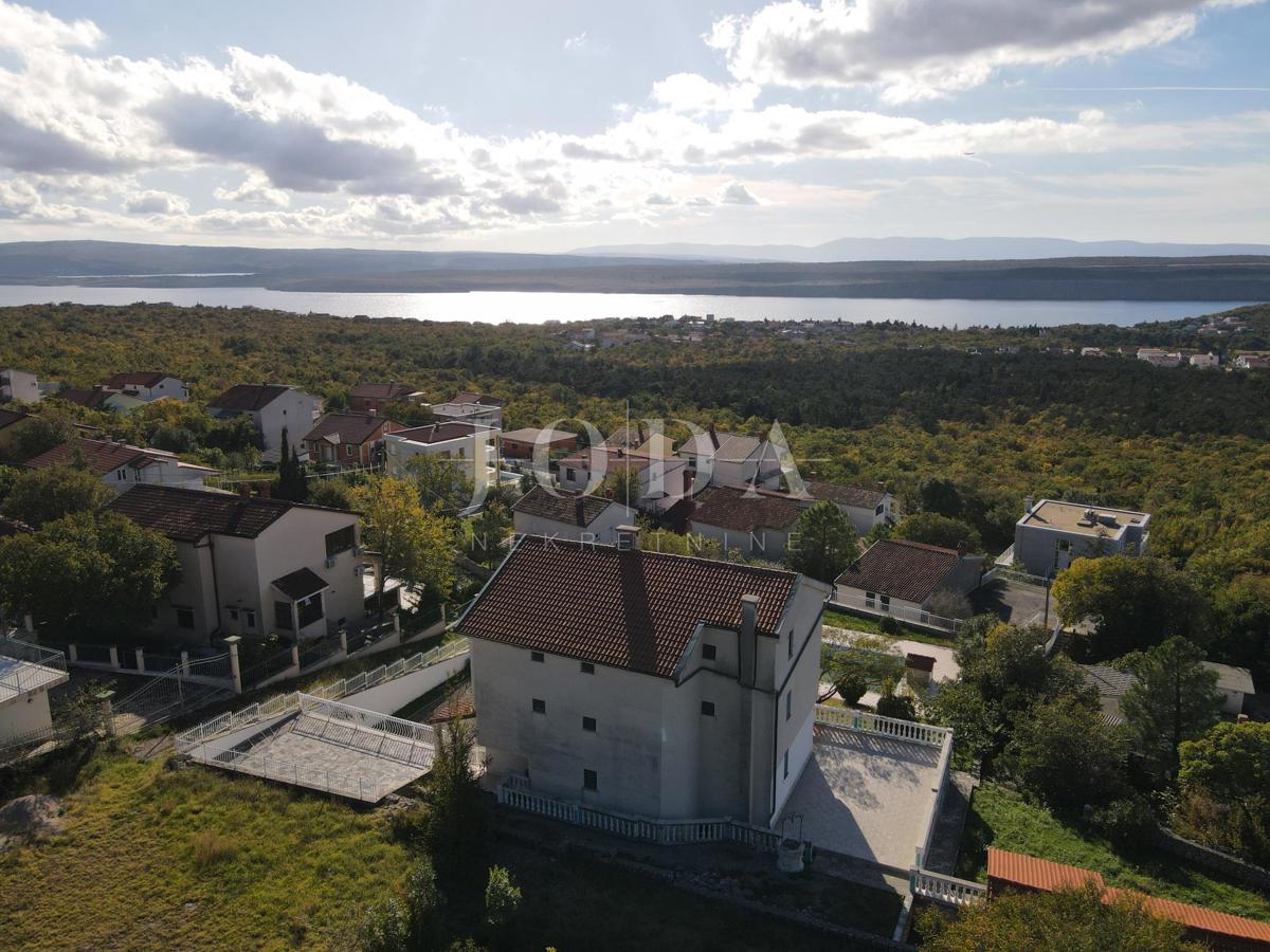 Hiša z bazenom in dvema garažama