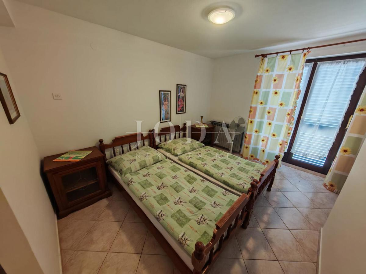 Hiša z bazenom in dvema garažama