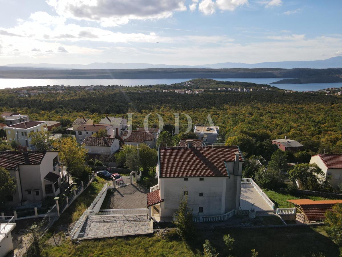 Hiša z bazenom in dvema garažama