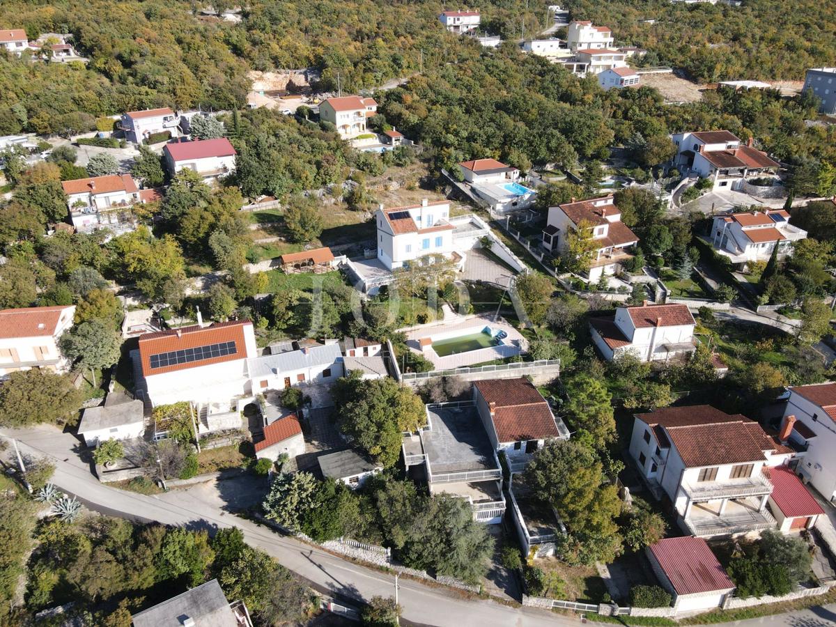 Hiša z bazenom in dvema garažama