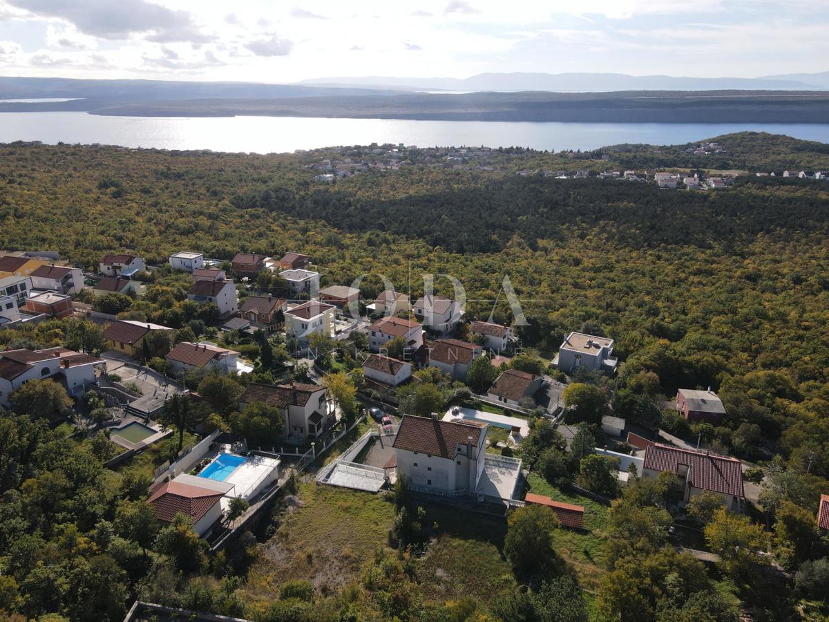 Hiša z bazenom in dvema garažama