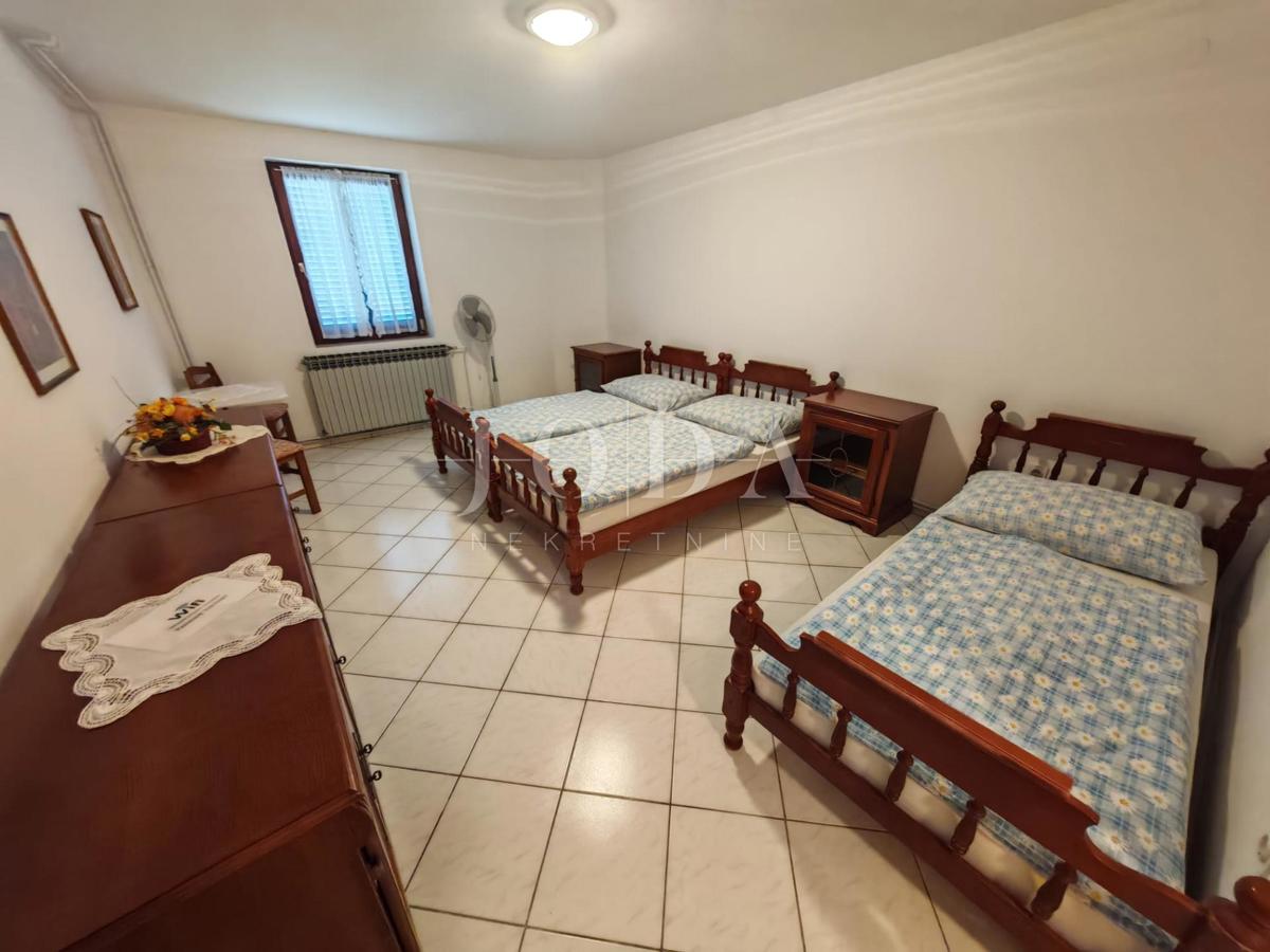 Hiša z bazenom in dvema garažama