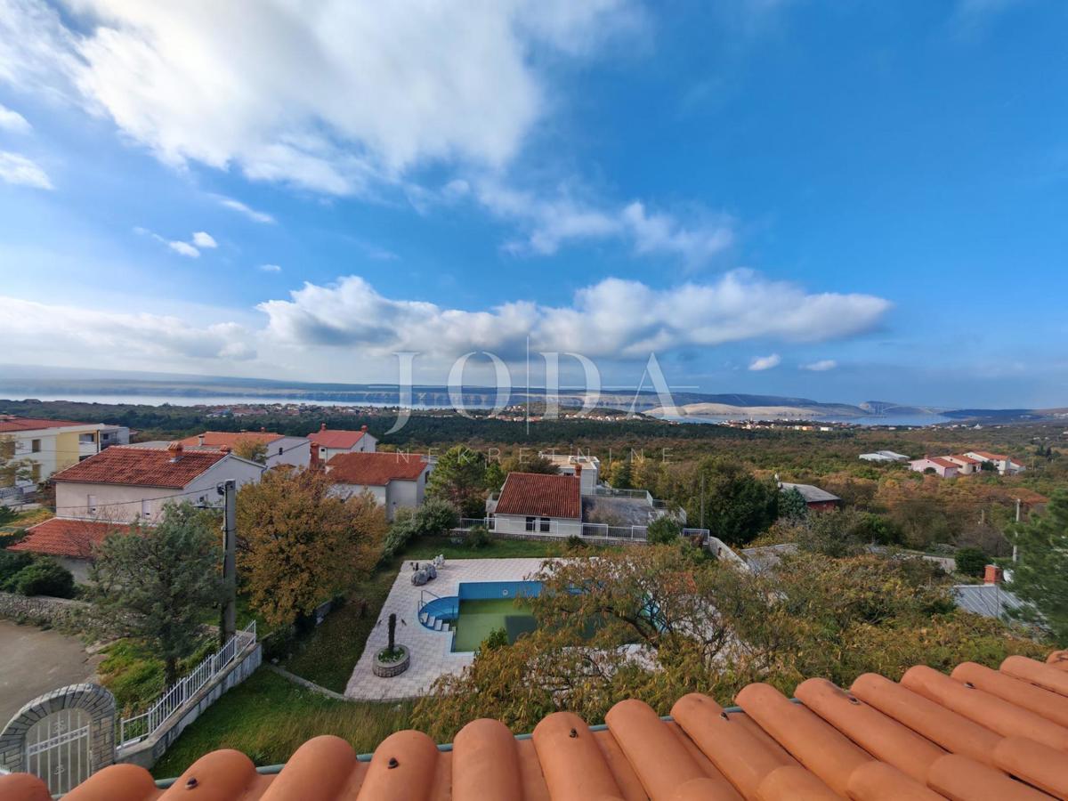 Hiša z bazenom in dvema garažama