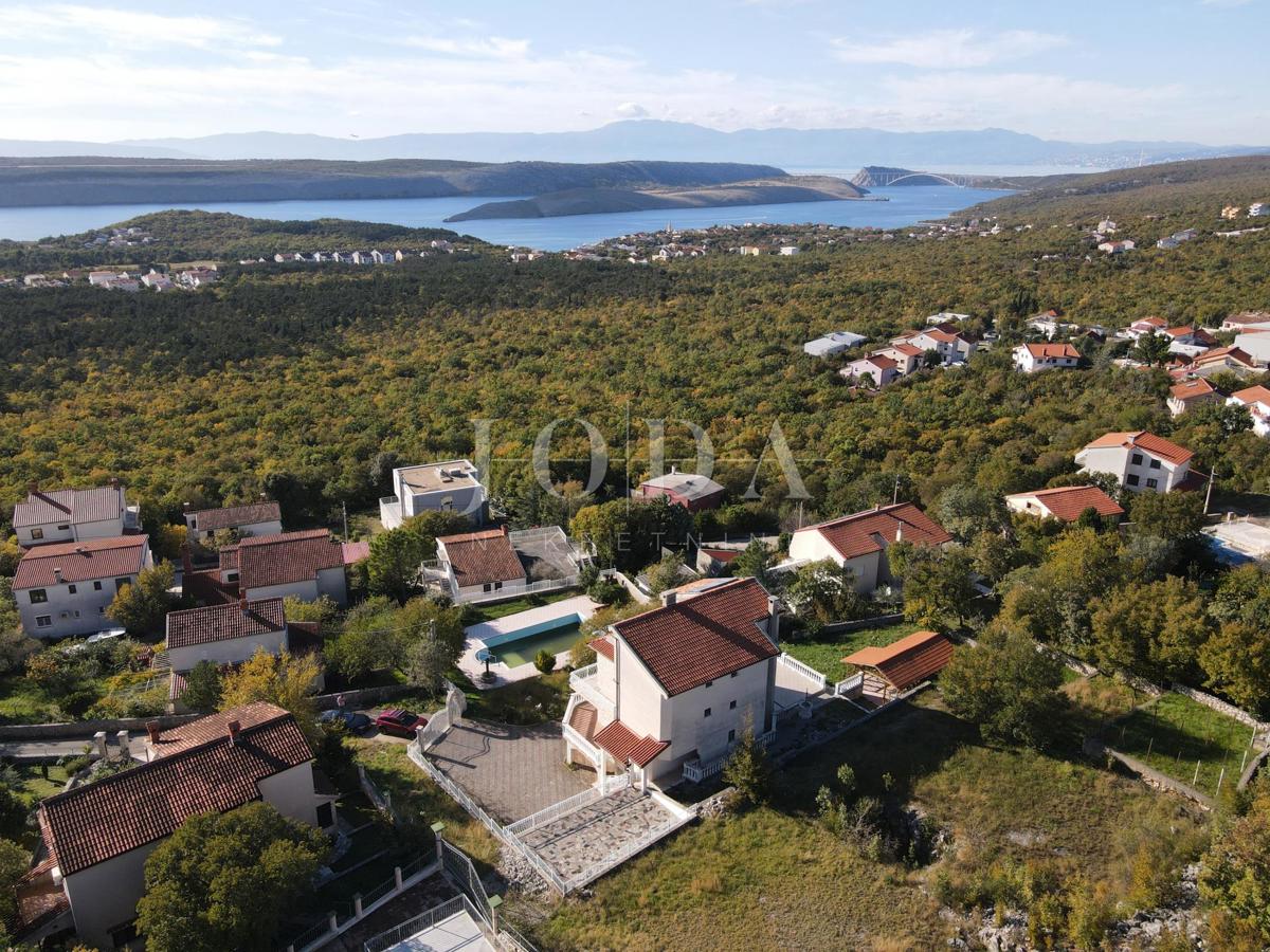 Hiša z bazenom in dvema garažama