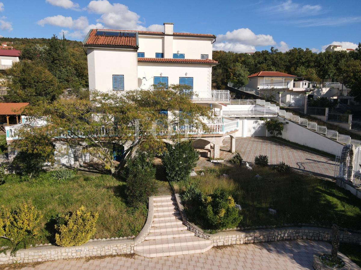 Hiša z bazenom in dvema garažama