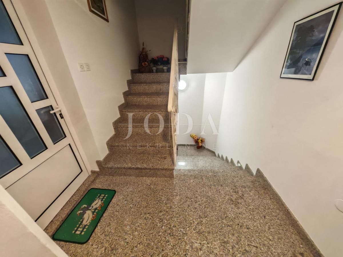 Hiša z bazenom in dvema garažama