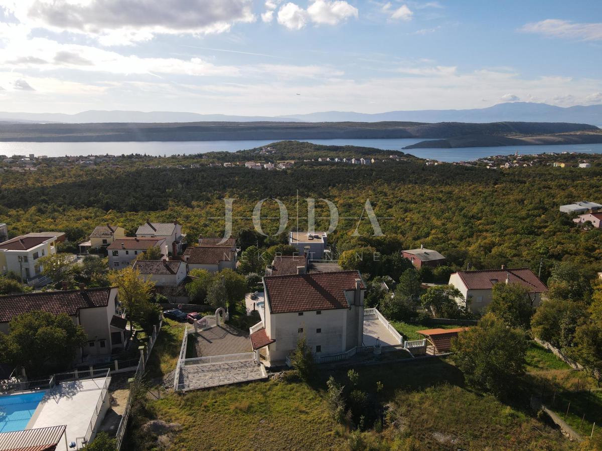 Hiša z bazenom in dvema garažama