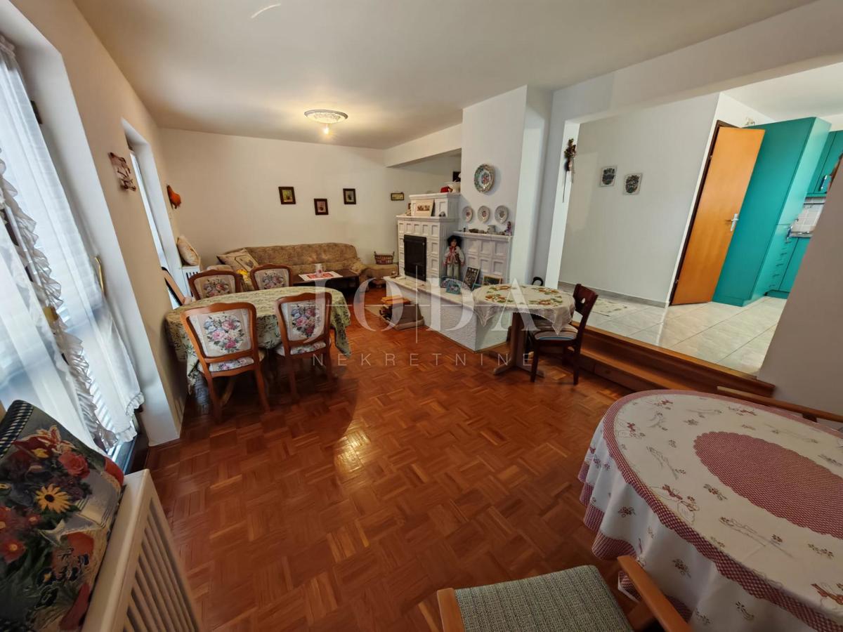 Hiša z bazenom in dvema garažama