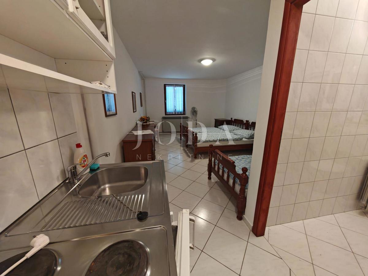 Hiša z bazenom in dvema garažama