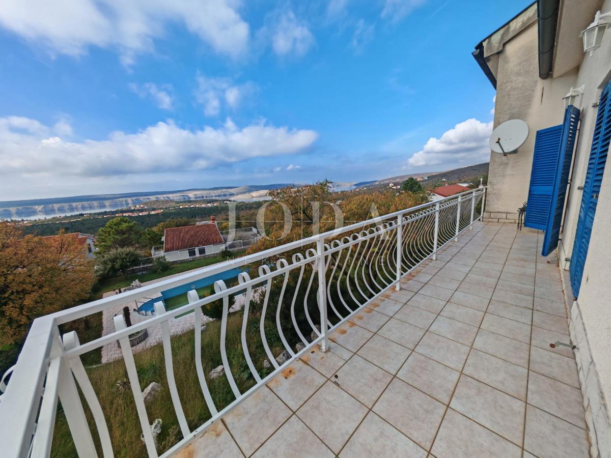 Hiša z bazenom in dvema garažama