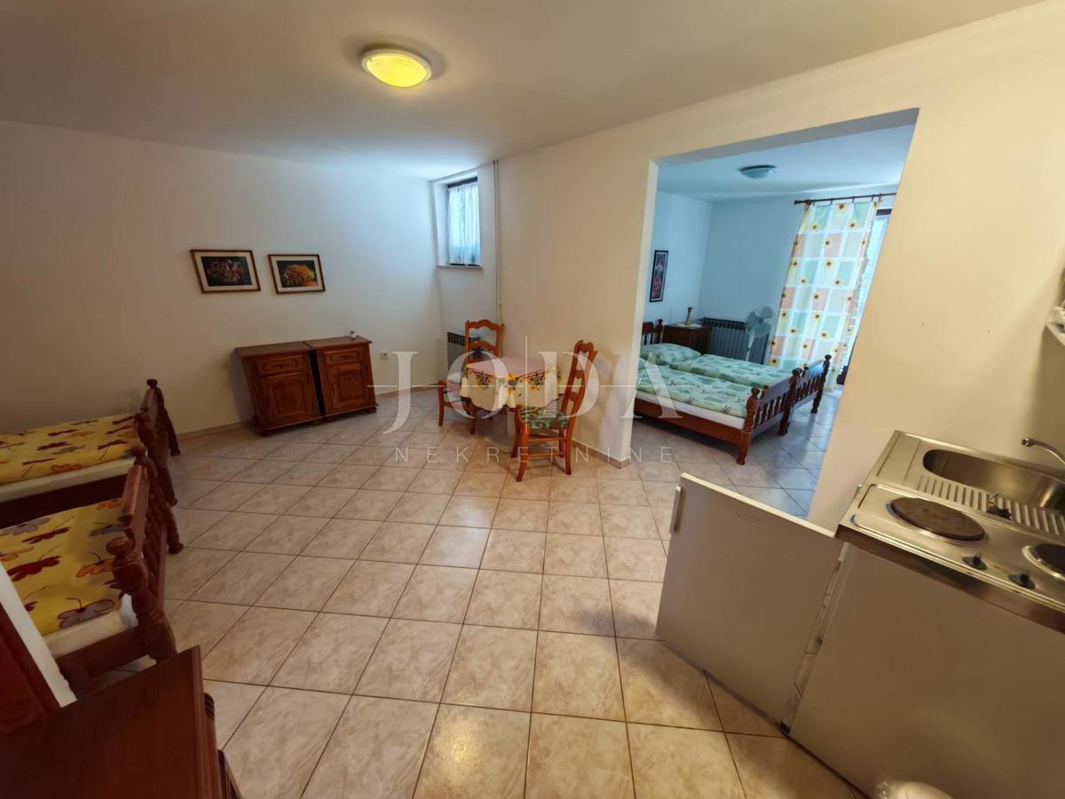 Hiša z bazenom in dvema garažama