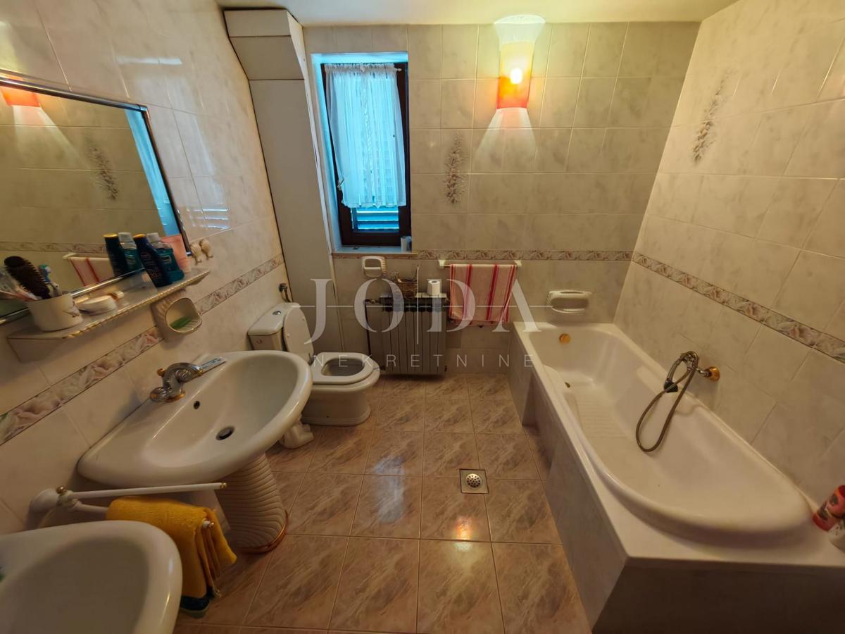 Hiša z bazenom in dvema garažama