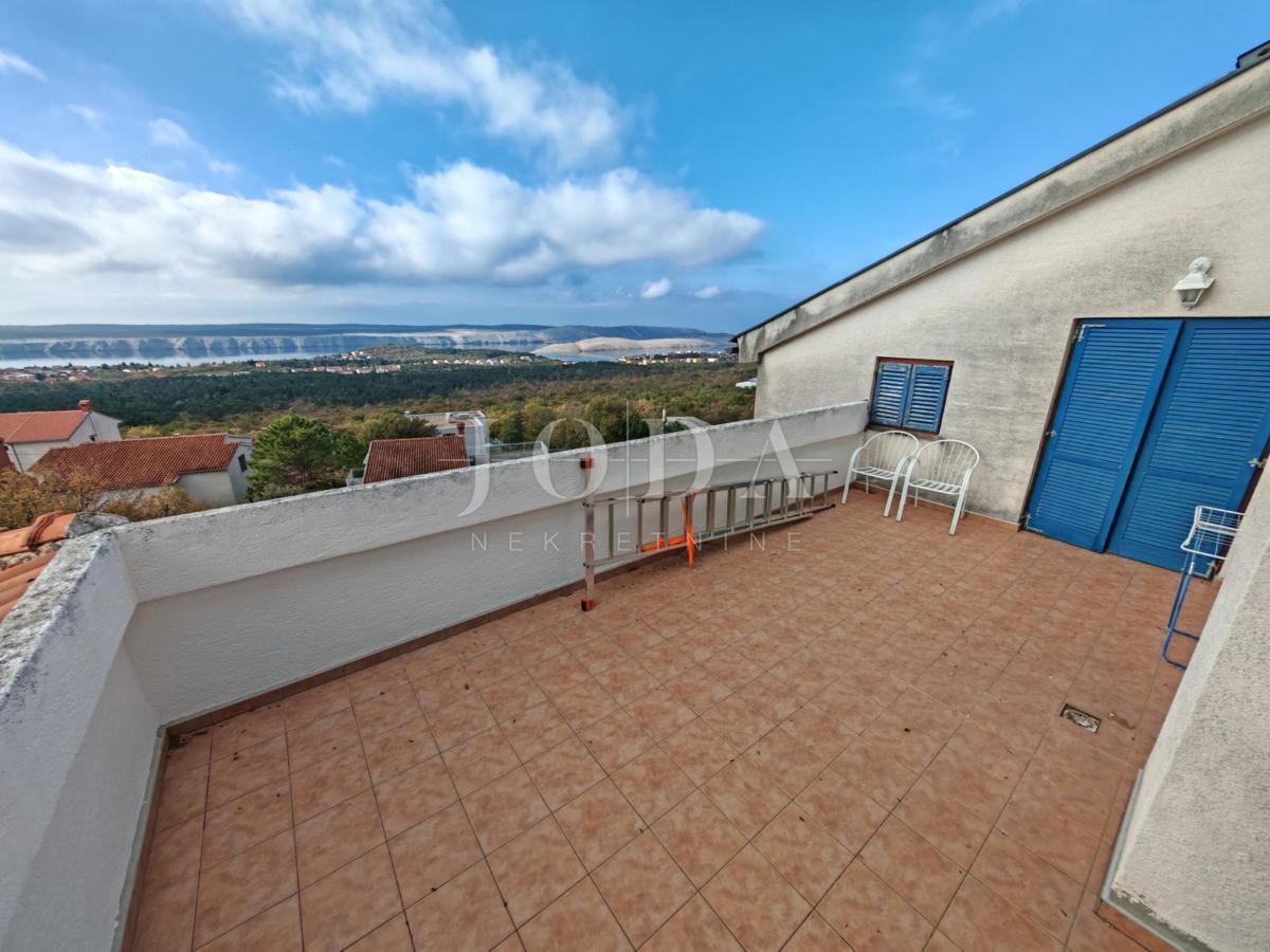 Hiša z bazenom in dvema garažama