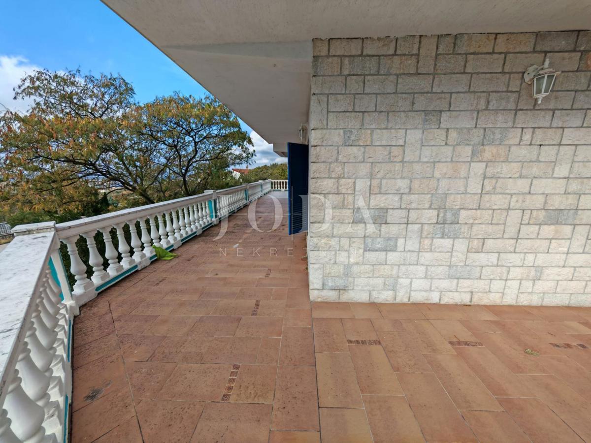 Hiša z bazenom in dvema garažama