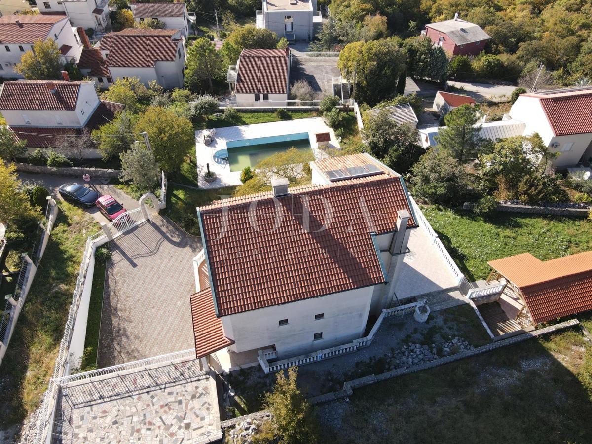 Hiša z bazenom in dvema garažama