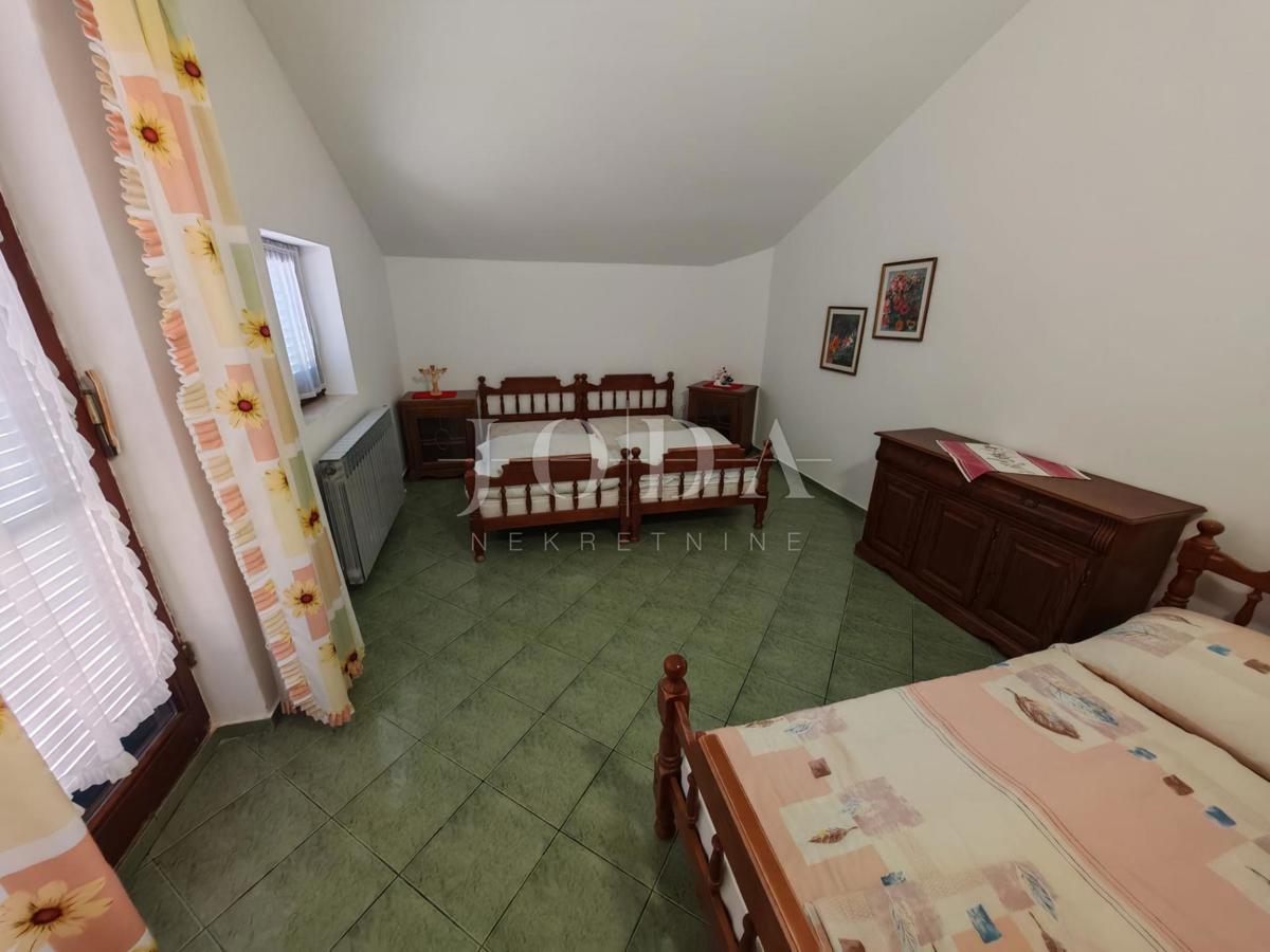 Hiša z bazenom in dvema garažama