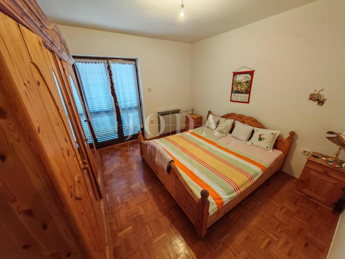 Hiša z bazenom in dvema garažama