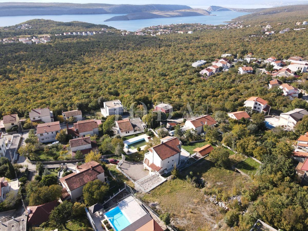 Hiša z bazenom in dvema garažama