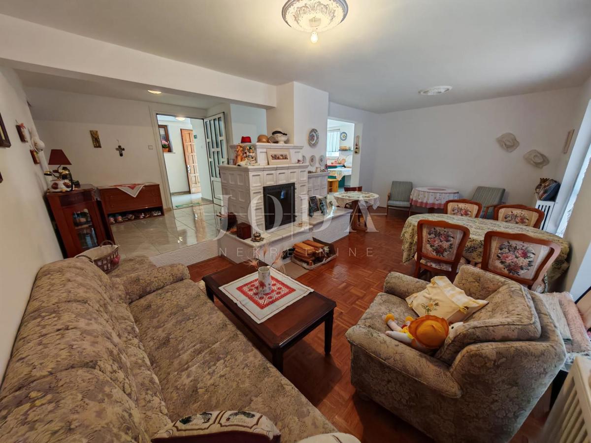 Hiša z bazenom in dvema garažama