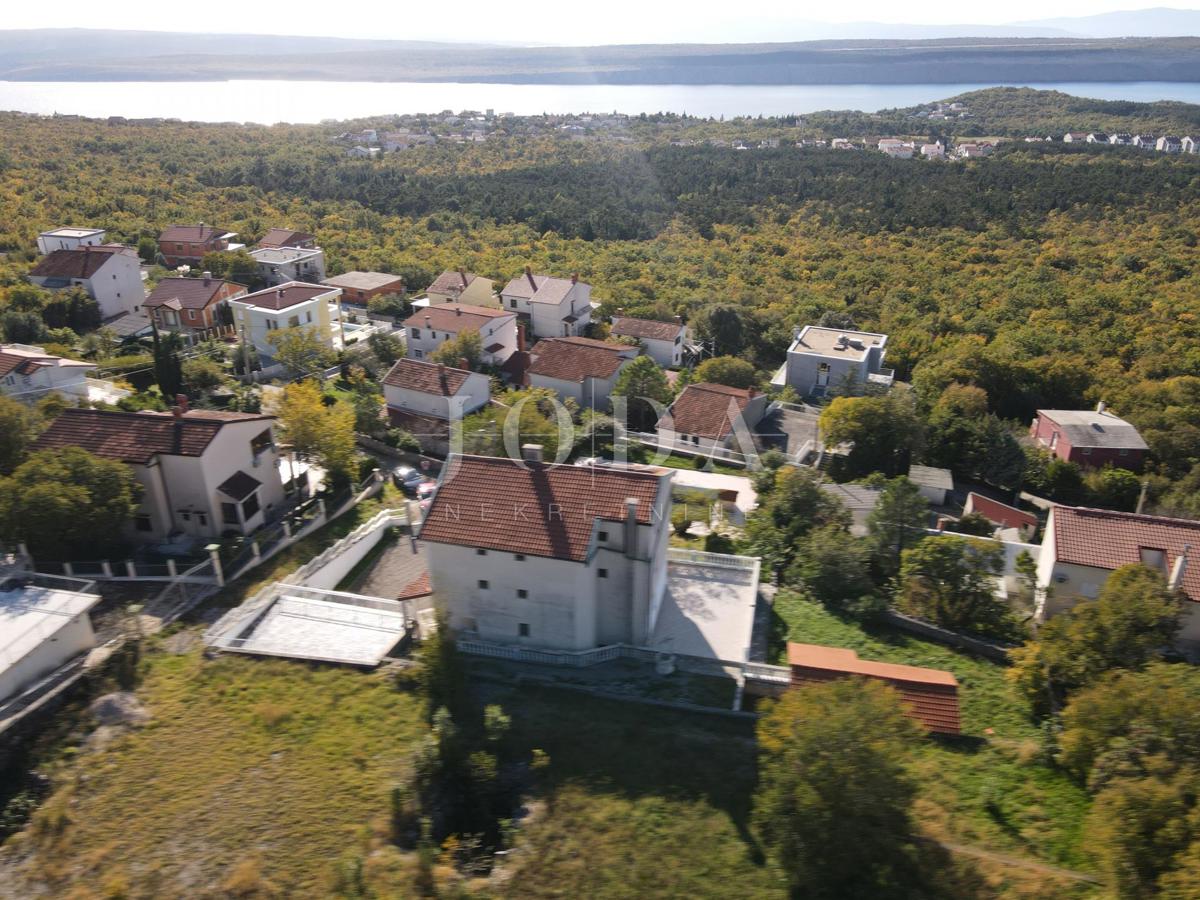 Hiša z bazenom in dvema garažama