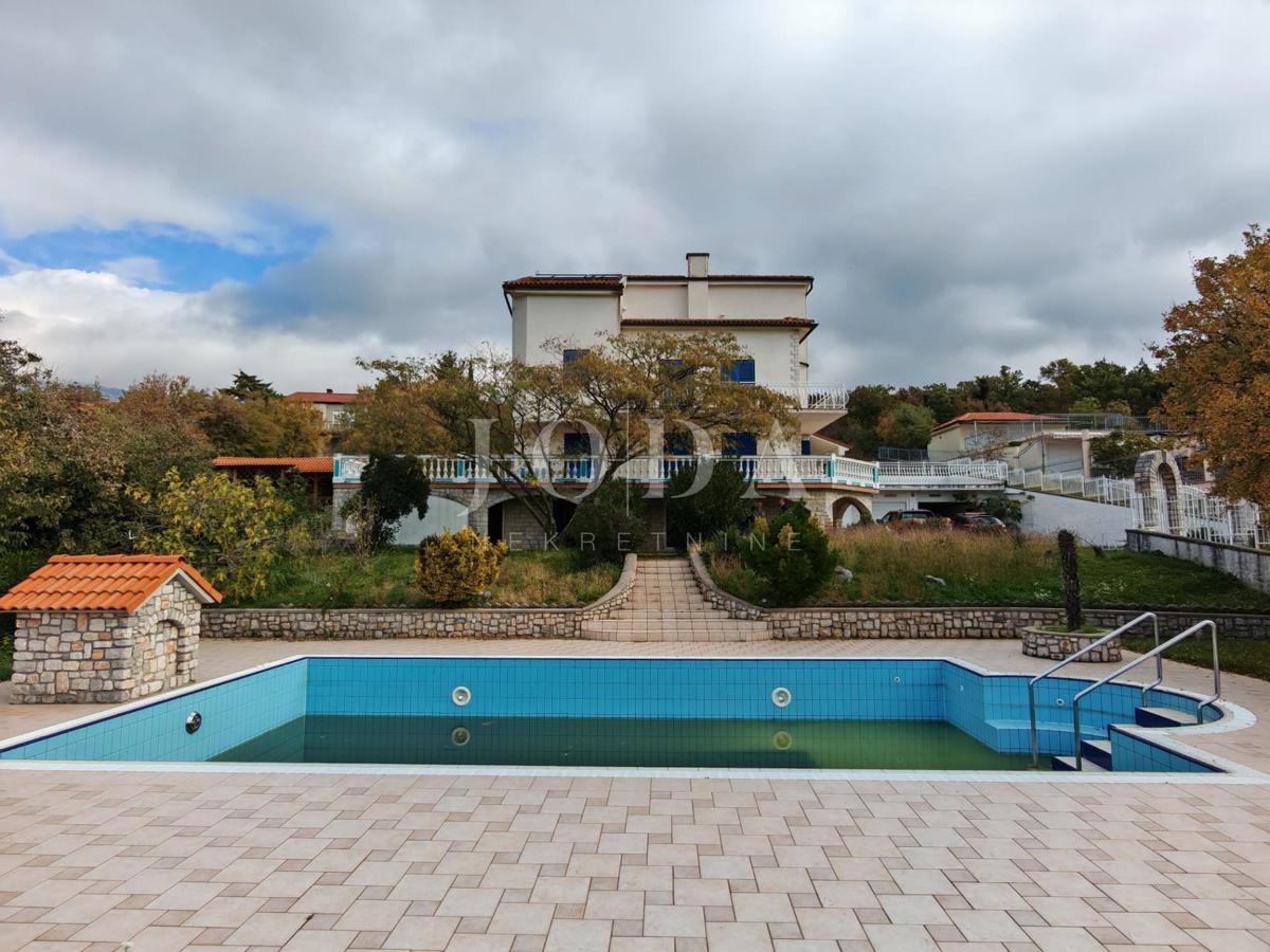 Hiša z bazenom in dvema garažama