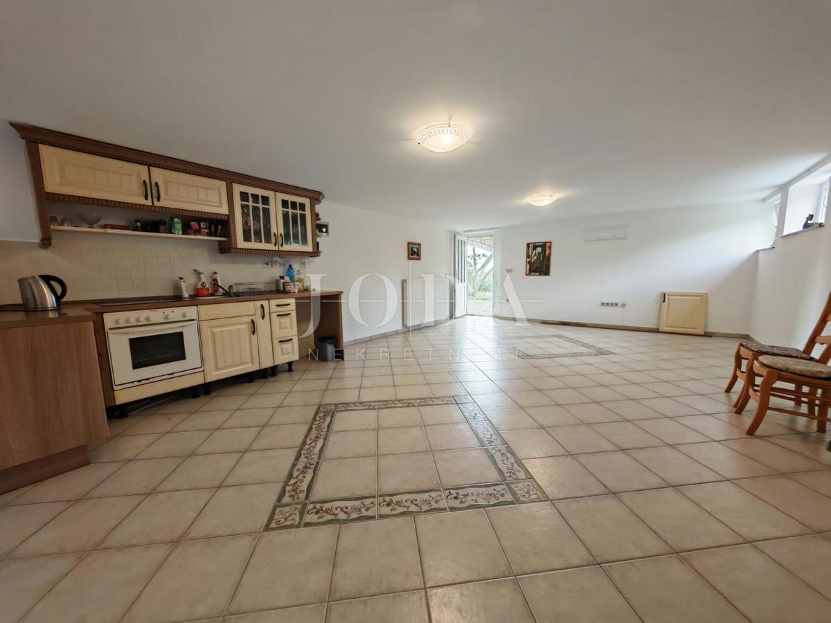 Hiša z bazenom in dvema garažama