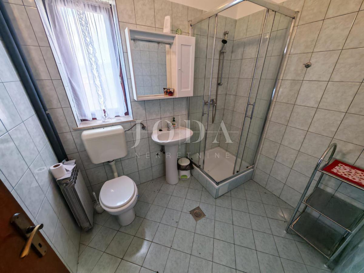 Hiša z bazenom in dvema garažama