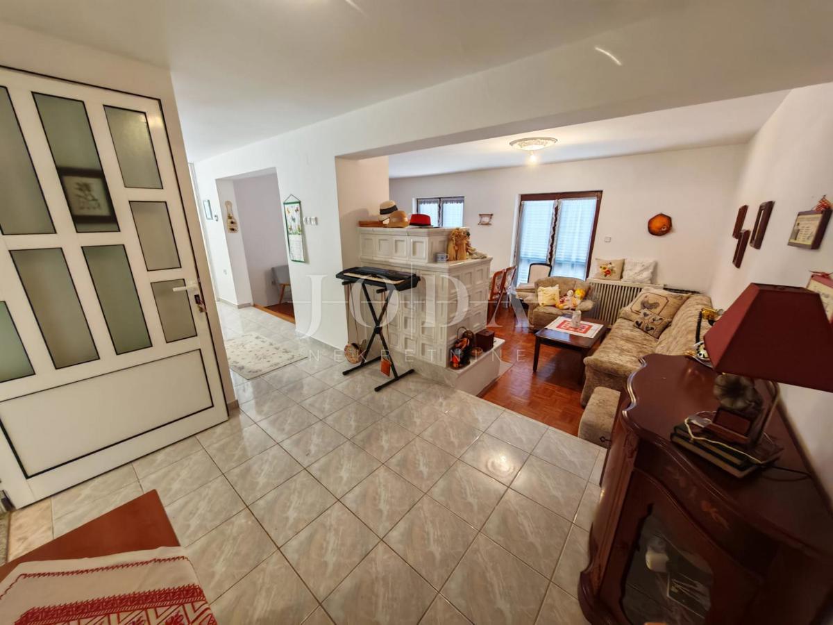 Hiša z bazenom in dvema garažama