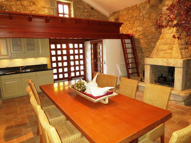 Prostrano imanje u idiličnom seoskom okruženju