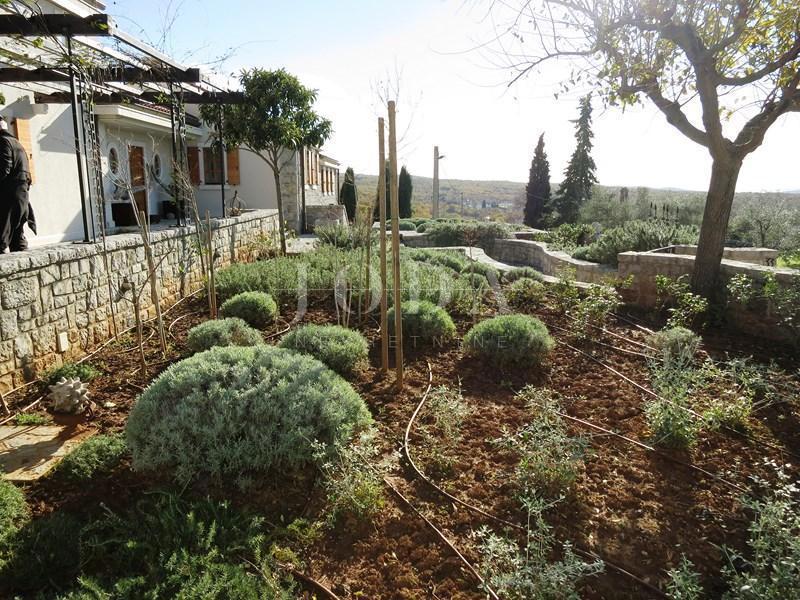 Prostrano imanje u idiličnom seoskom okruženju