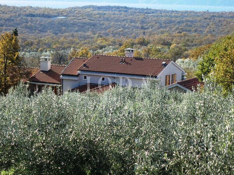 Prostrano imanje u idiličnom seoskom okruženju