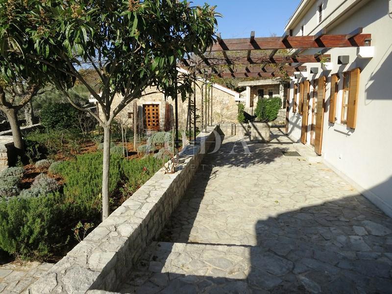 Prostrano imanje u idiličnom seoskom okruženju